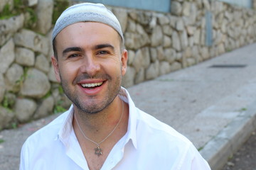 Jewish man wearing a significative necklace 