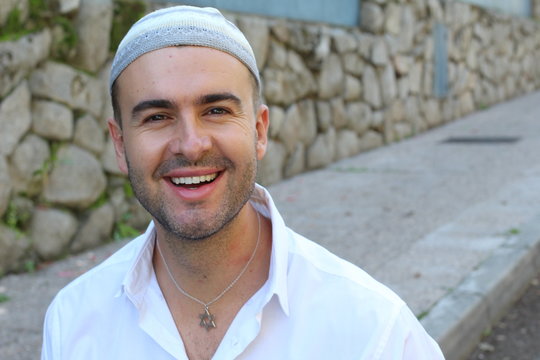  Jewish man wearing a significative necklace 