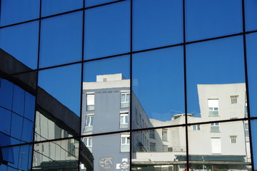 Bâtiment en verre avec reflet comme un tableau cubiste