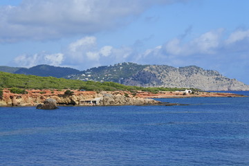 Bootsschuppen in der Bucht Pou Des Lleo auf Ibiza im Mittelmeer