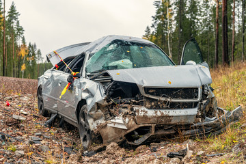 Fototapeta premium Całkowicie zdemolowany przedni samochód w kolorze srebrnym