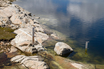 Water level markers in a reservoir