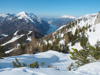 Fototapeta premium Karwendel im Winter - Blick auf den Achensee