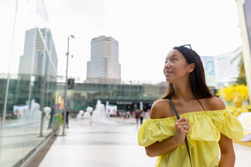 Fototapeta premium Young beautiful tourist woman exploring the city of Bangkok