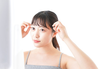 スキンケアをする若い女性