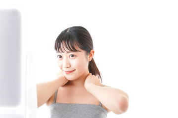 Obraz premium スキンケアをする若い女性