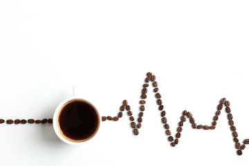 Cardiogramme peint avec fond de grains de café avec un espace pour le texte en haut. Mise à plat, vue de dessus. Grains de café sur fond blanc.