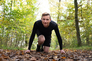 Sportler im Wald beim training und aufwärmen