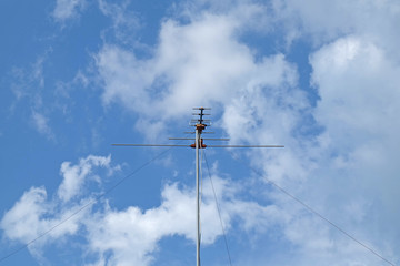 Obraz premium Old television signal receiver. Old ways to receive the body signal. A lot of antennas. TV antenna on blue sky background.