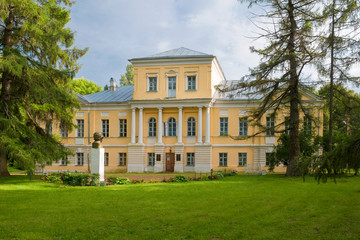 Fototapeta na wymiar BERNOVO, TVER REGION, RUSSIA - AUGUST 11, 2019: Museum building A.S. Pushkin. The main house of the estate of the landowners Wulf. The village of Bernovo