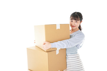 断捨離をする若い女性