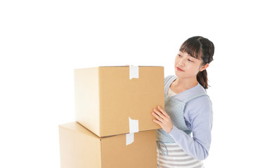 断捨離をする若い女性