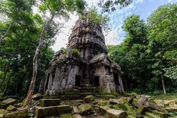 タイとカンボジアの国境の遺跡プラサートタクラベイ