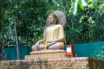 タイとカンボジアの国境の遺跡プラサートタクラベイのタイ側の入り口に設置された仏像