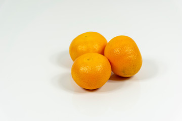 Pomarańcza na białym stole