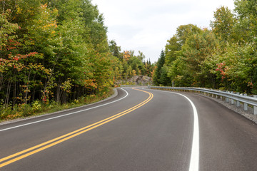 Fototapeta na wymiar Empty curvy road in the Mauricie National Park in Canada. Quebec