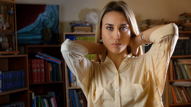 Joven posando en camisa en la pinacoteca del centro cultural