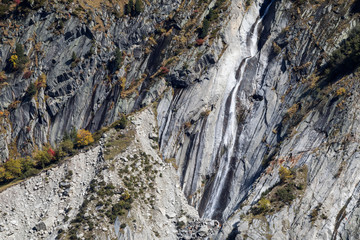 Die wunderbare Bergwelt des Wallis im Herbst