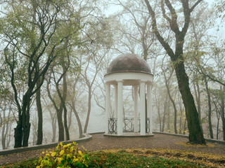 Naklejka premium White arbor in the fog in the fall. Gomel, Belarus
