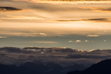 Die wunderbare Bergwelt des Wallis im Herbst