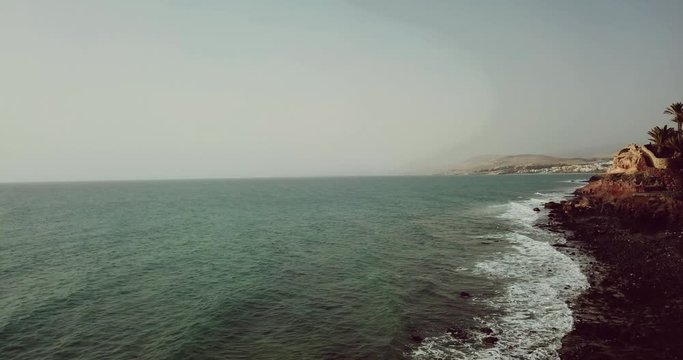 Das raue Meer und die wilden Wellen von Fuerteventura