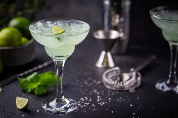 Foto op Plexiglas margarita cocktail met limoen in een glas op donkere achtergrond © petrrgoskov