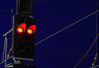 Halt Signal Eisenbahn Rot PH0 Blaue Stunde Lichter Hauptsignal Stop Bahn Nachtaufnahme Oberleitung...