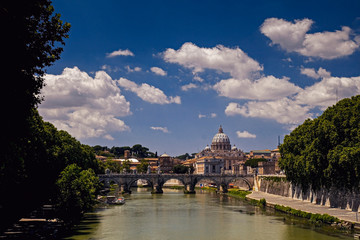 Vista do Vaticano, com basílica de São Pedro e Rio Tibre