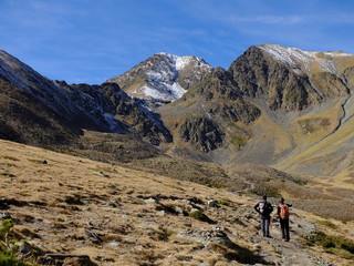 Fototapeta na wymiar Le massif du Carlit en neige avec randonneurs dans les pyrénées orientales aux allures de steppe d'asie