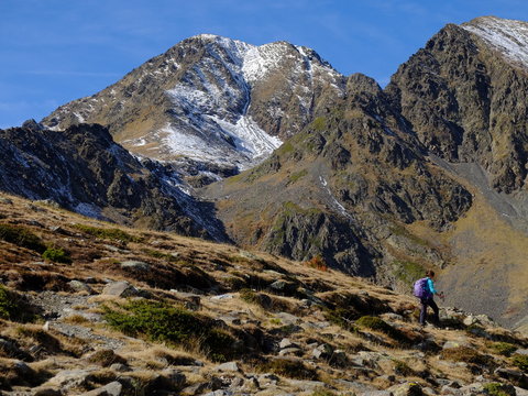 Le massif du Carlit en neige avec randonneurs dans les pyr&eacute;n&eacute;es orientales aux allures de steppe d'asie