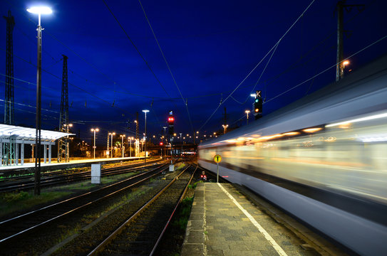 Hauptbahnhof Eisenbahn Lichter Ausfahrt Zug Geschwindigkeit Wischer Signale Oberleitung Hagen blaue Stunde Bewegung Zug  Deutschland Abfahrt HP0 Express Infrastruktur