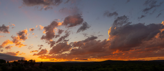 Atardecer en naranja y azul, en los valles serranos de C&oacute;rdoba Argentina
