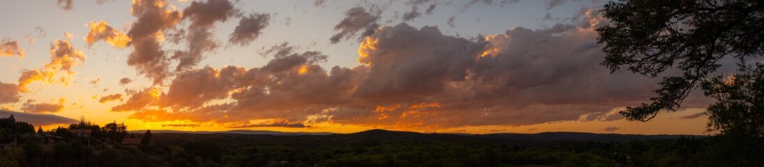 Gran atardecer panorámico con los cerros de Córdoba al fondo
