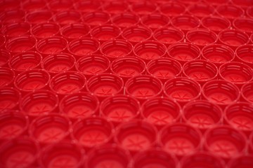 einheitliches muster von roten plastik deckeln