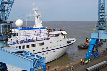 Klassisches deutsches Kreuzfahrtschiff MS Berlin FTI Cruises im Hafen von Bremerhaven mit...