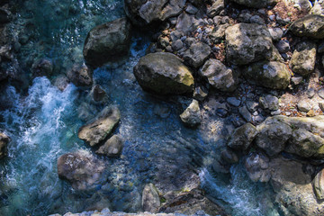 Amanecer en el río con rocas
