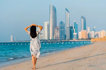 Fototapeten Weiblicher Tourist am Stadtstrand von Abu Dhabi © creativefamily