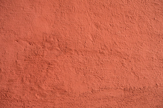 Karminrot gestrichenen Hauswand