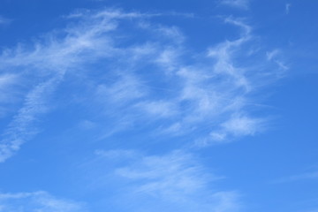 Schleierwolken - Wolken - blauer Himmel