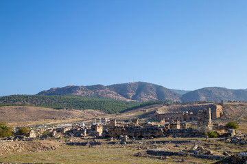Fototapeta na wymiar the ruins of the ancient city in pamukkale