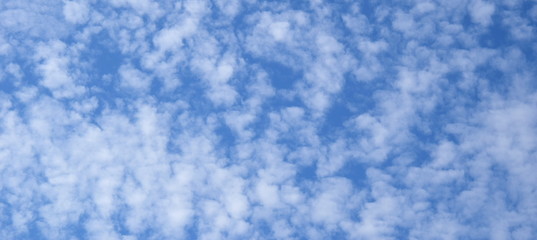 Schäfchenwolken - weiße Wolken - blauer Himmel