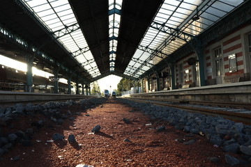 Entre les voies ferrées de la gare 