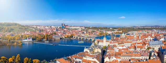Fototapeten Prag Luftpanorama von Prag, Tschechien, mit Altstadt, der Karlsbrücke über die Moldau und dem Schloss an einem sonnigen Herbstag  © moofushi