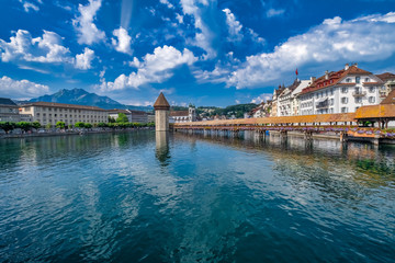 Obraz premium The Chapel Bridge (Kapellbrucke) a covered wooden truss footbridge spanning the River Reuss in the city of Lucerne in central Switzerland.