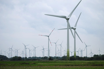 Fototapeta na wymiar Windpark in Niedersachsen an der Nordseeküste im September 2019 - Stockfoto