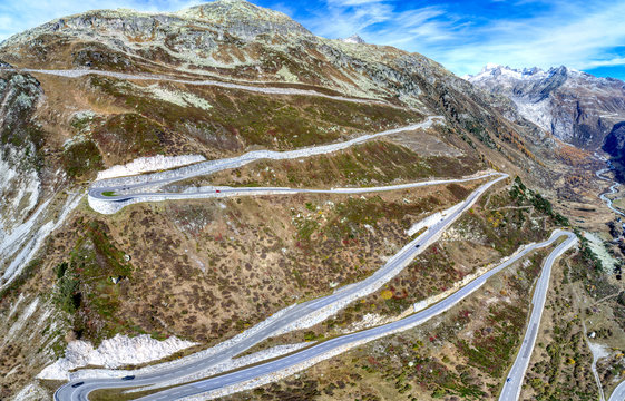 Kurvenreiche Strecke am Grimselpass 