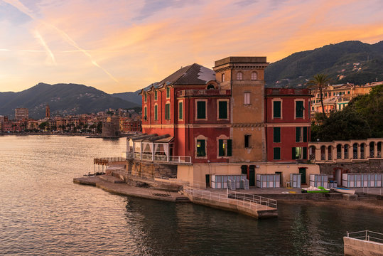 Rosso e mare si fondono al tramonto