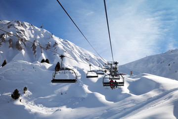 Fototapeta na wymiar chairlift in Alpine ski resort