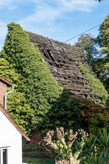 Fototapeta na wymiar Völlig kaputtes Dach einer alten Scheune