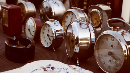 Orologi in un mercatino